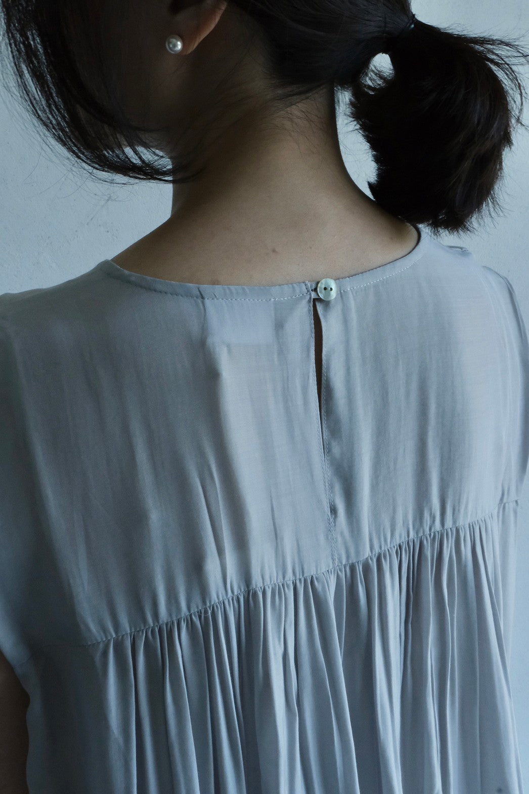 唐新雅 Xinya Tang - 寬肩流動洋裝(月白色)