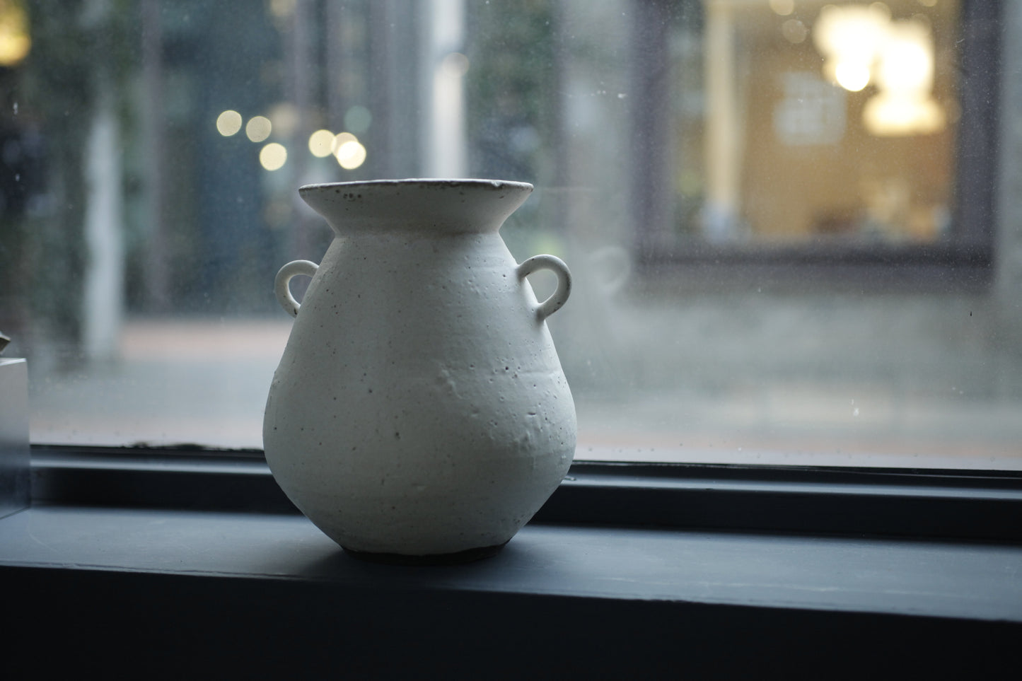 望氣 杏白釉花器(U)