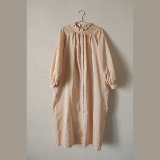 任飢餓-真絲緞薯莨熱染開襟花邊⽴領連⾐裙