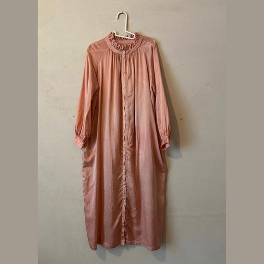 任飢餓-真絲緞波點緹花茜草染 開襟花邊⽴領連⾐裙