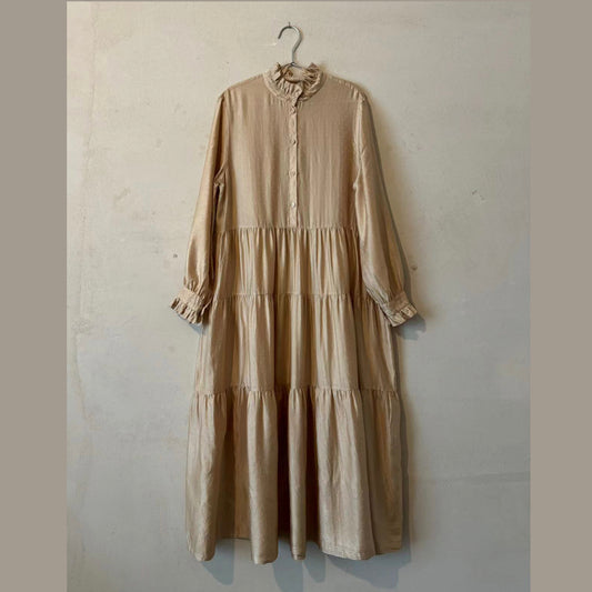 任飢餓-真絲棉波點緹花薯莨熱染 四節抽皺花邊領連⾐裙