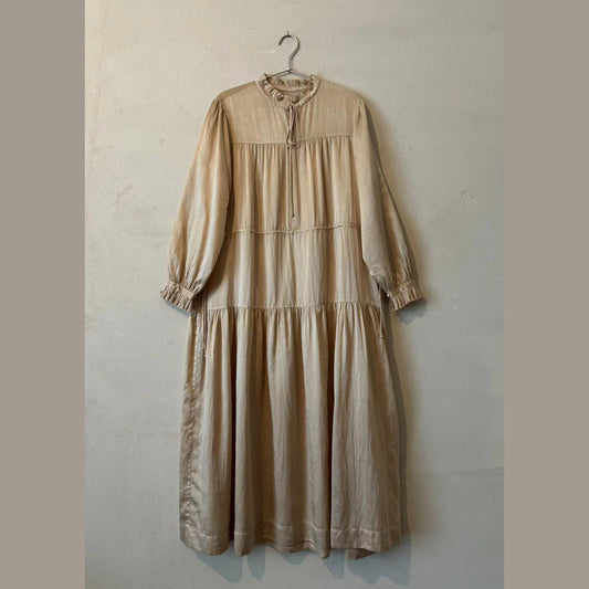 任飢餓-真絲緞薯莨熱染 花邊⽴領⼝系繩三節⻑袖連⾐裙