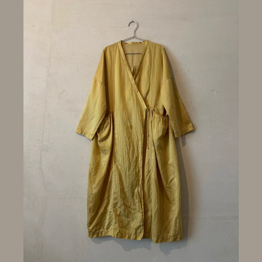 任飢餓-槐米/薯莨熱染疊染 真絲緞交領外套連衣裙