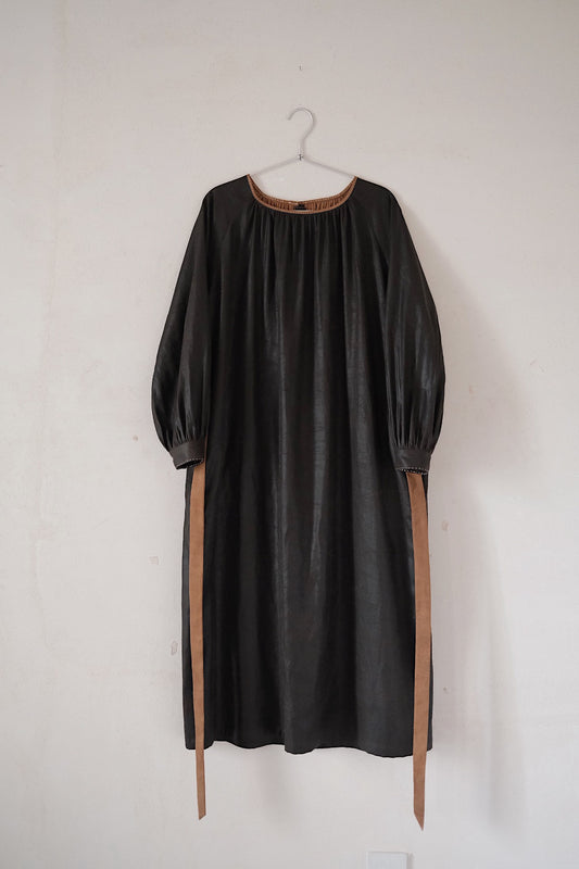 任飢餓-真絲重磅⾹雲紗古布 抽皺背扣連衣裙