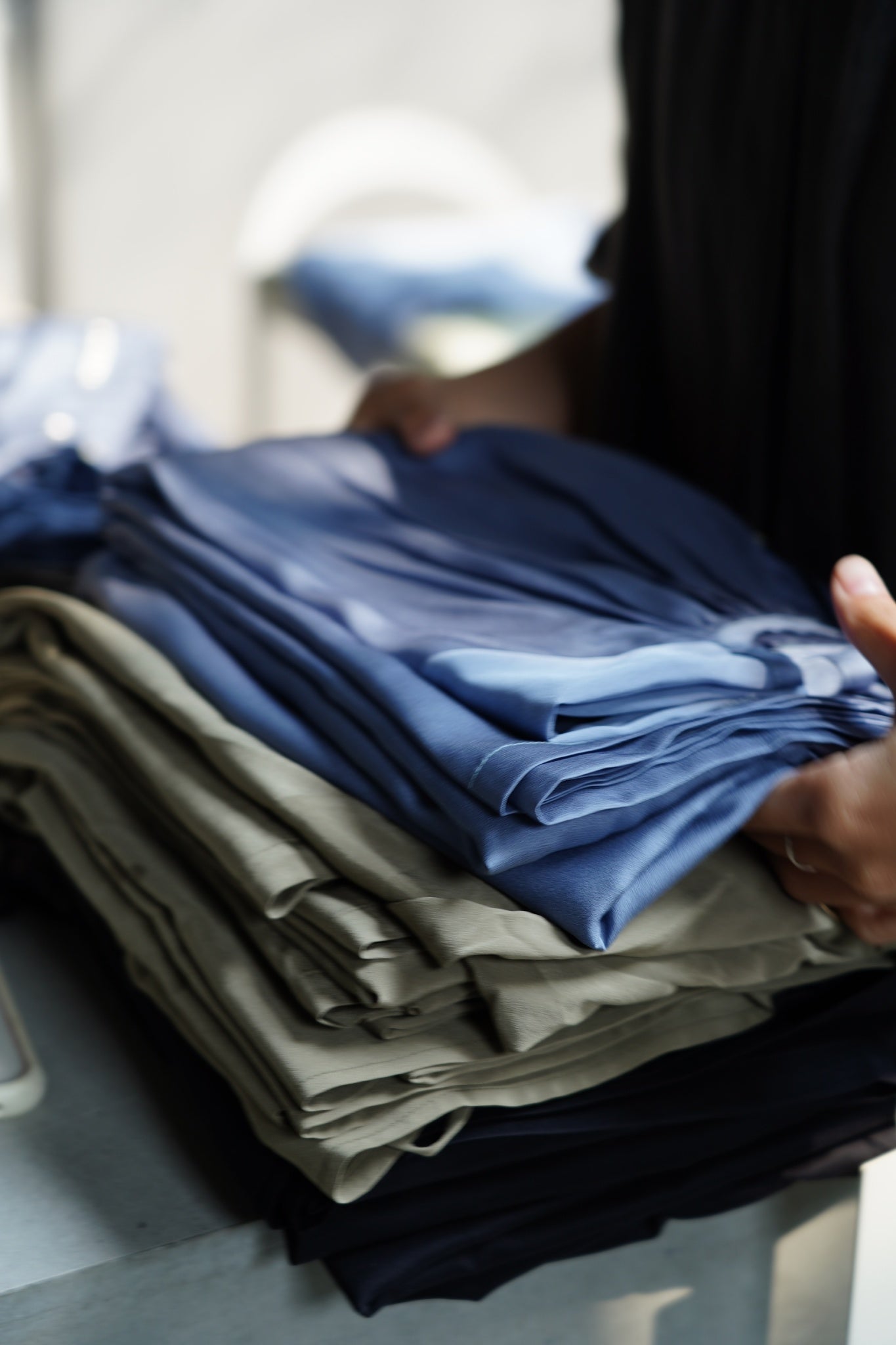 唐新雅 Xinya Tang - 絲質開襟洋裝(黑)