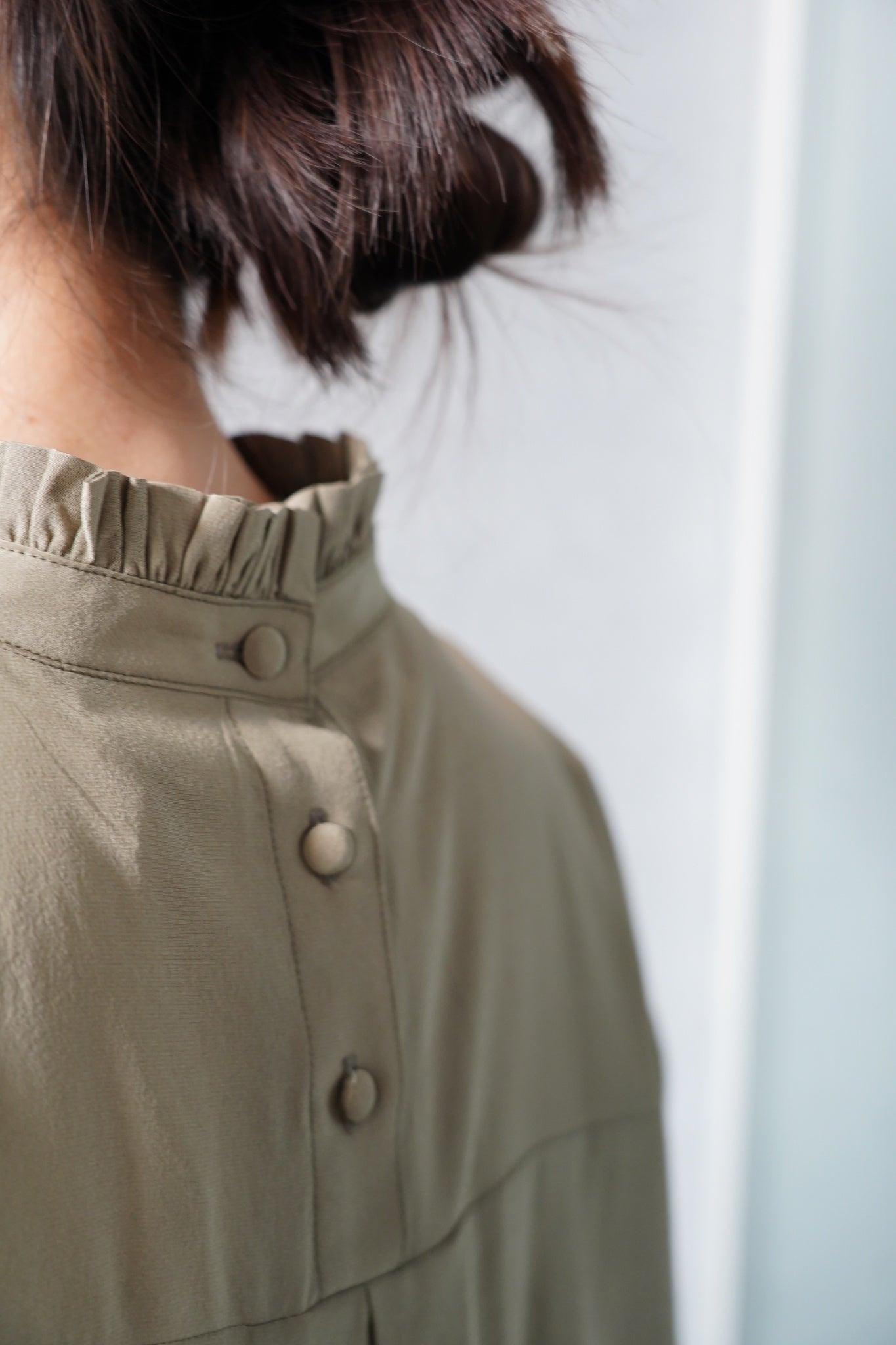 唐新雅 Xinya Tang - 絲質皺摺領上衣(卡其)