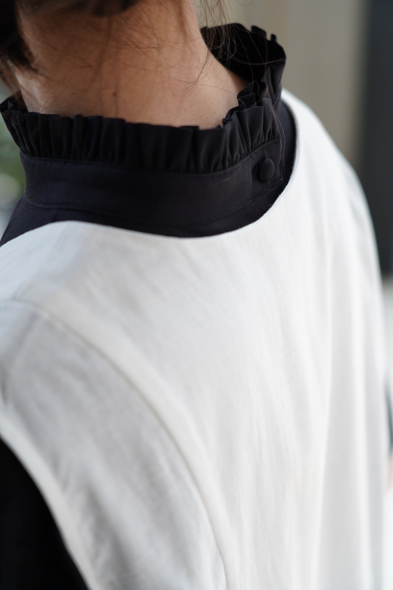 唐新雅 Xinya Tang - 絲質皺摺領上衣(黑)