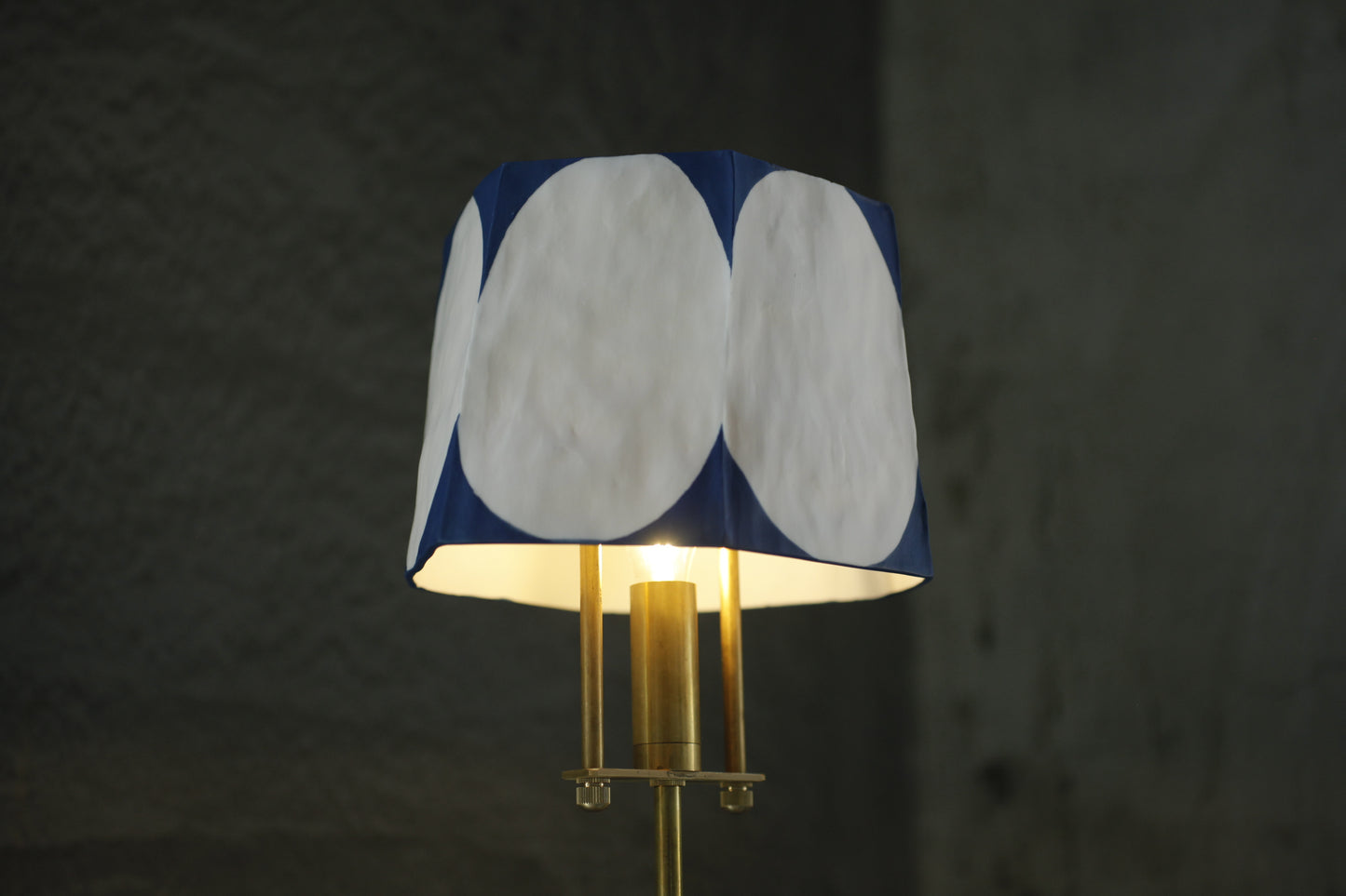 蔡宜芳x伏流物件 骨瓷高款桌燈(白底藍紋)