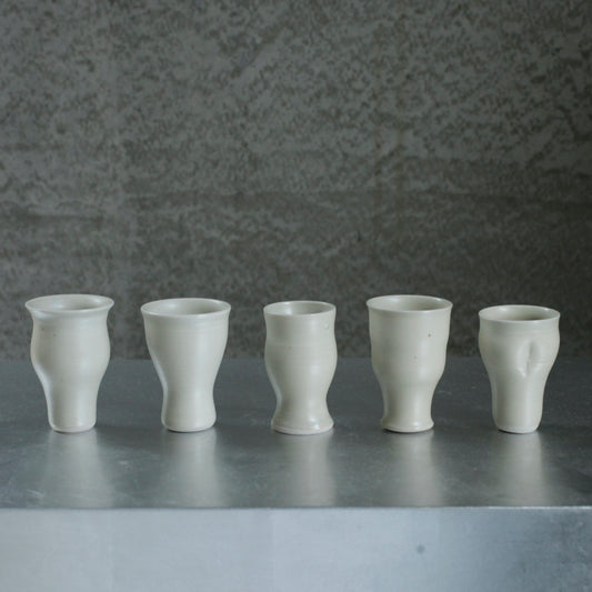 楊育睿 蘭・らん 瓷土唇瓣茶杯(米白) 06-10