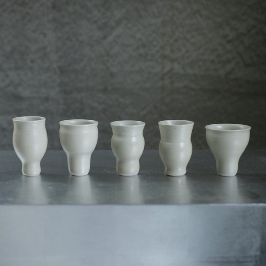 楊育睿 蘭・らん 瓷土唇瓣茶杯(米白) 11-15