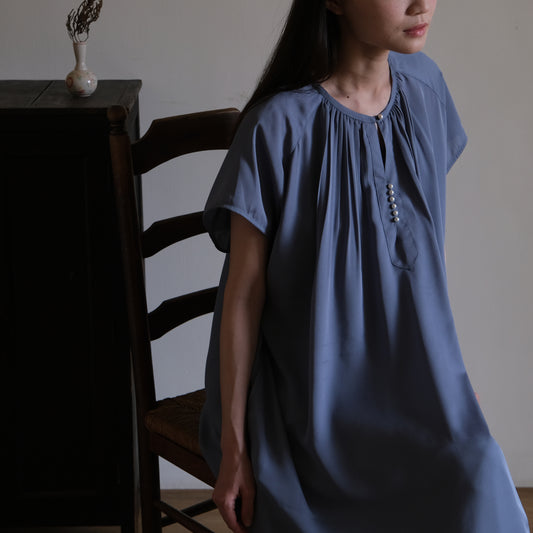 唐新雅 Xinya Tang - 絲質開襟洋裝(泊・月白限定色)