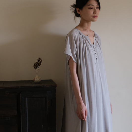 唐新雅 Xinya Tang - 絲質開襟洋裝(淺灰)