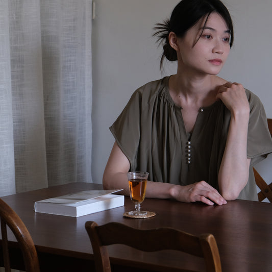 唐新雅 Xinya Tang - 絲質開襟洋裝(卡其)