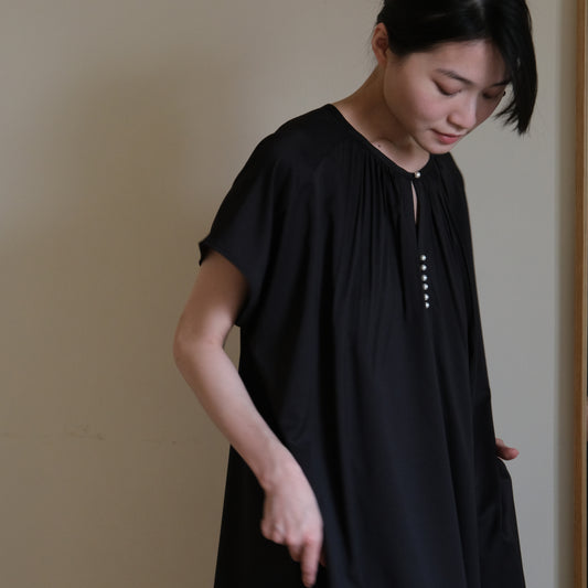 唐新雅 Xinya Tang - 絲質開襟洋裝(黑)