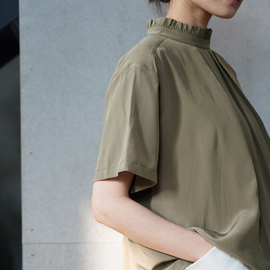 唐新雅 Xinya Tang - 絲質皺摺領上衣(卡其)