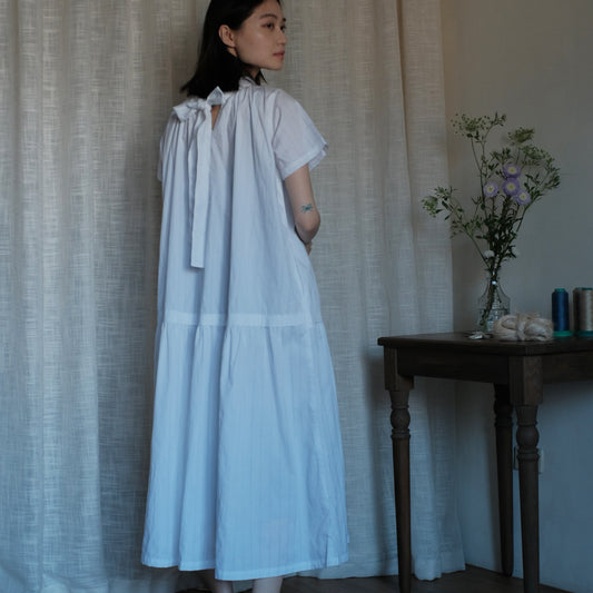 唐新雅 Xinya Tang - 絲巾領條紋短袖洋裝