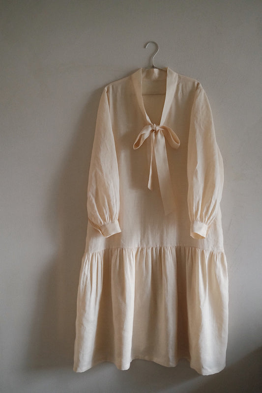 任飢餓-苧麻⻑袖蝴蝶結魚尾連衣裙