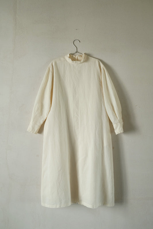 任飢餓-苧麻背扣花邊領連衣裙