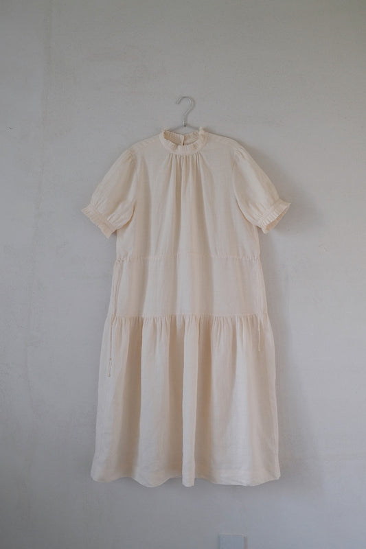 任飢餓-苧麻小立領三節抽繩短袖連衣裙