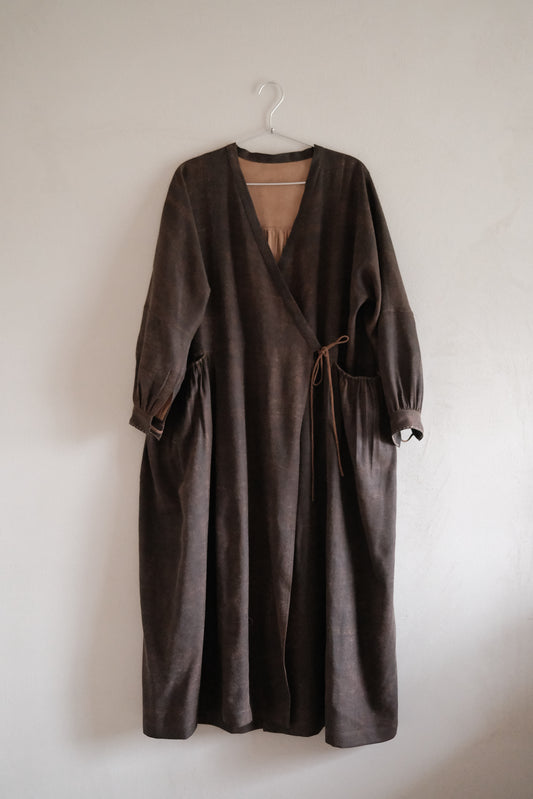 任飢餓-斜紋真絲⾹雲紗古布交領外套連衣裙