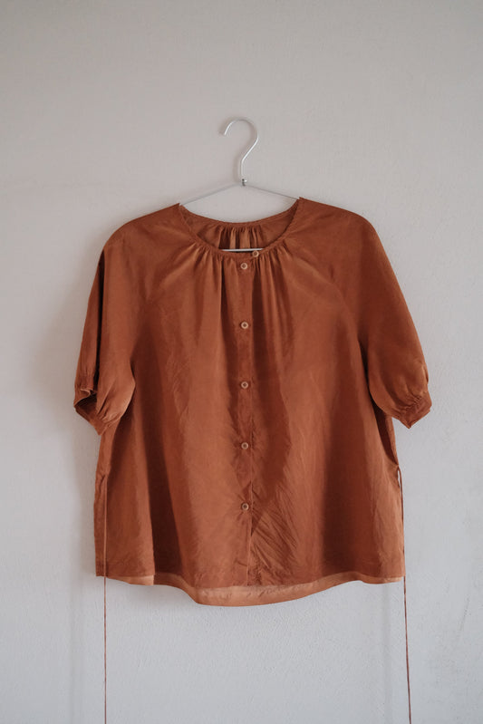 任飢餓-真絲棉薯莨染成⾐晒染短袖襯衫