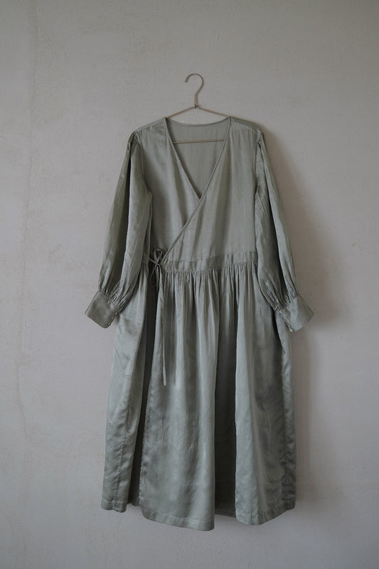 任飢餓-真絲緞交領植物艾草染長袖連衣裙