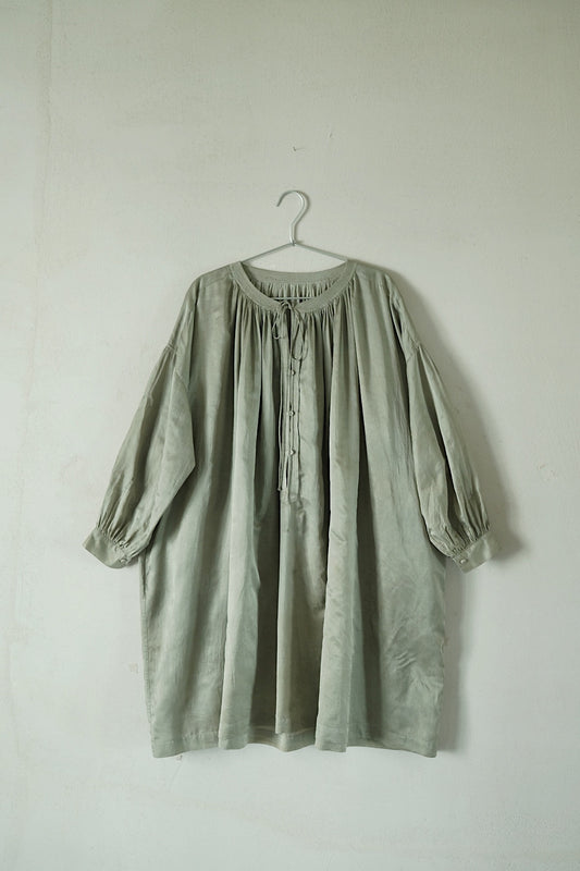 任飢餓-真絲緞植物艾草染長袖法式罩衫