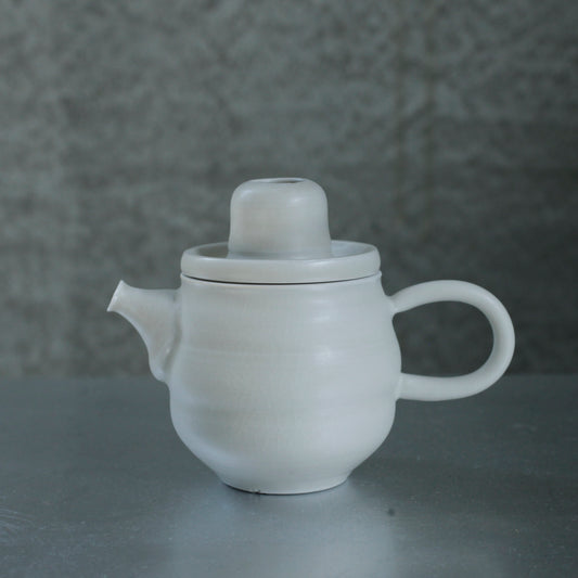 楊育睿 蘭・らん 瓷土茶壺(米白) 01