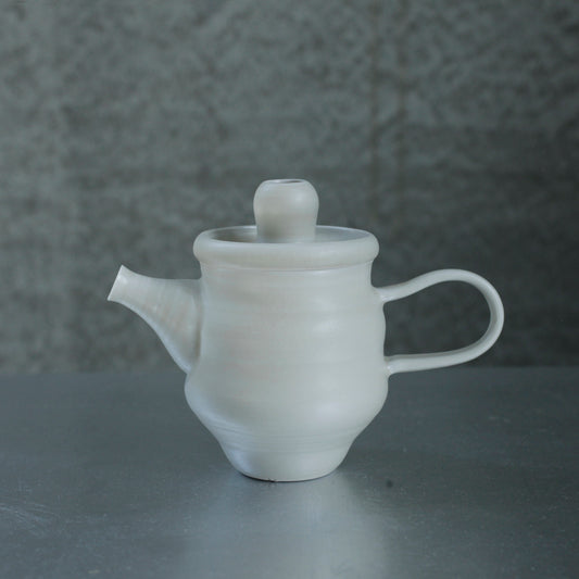 楊育睿 蘭・らん 瓷土茶壺(米白) 02