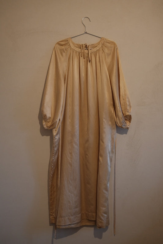 任飢餓-真絲緞普洱茶染抽皺連⾐裙(含腰帶)